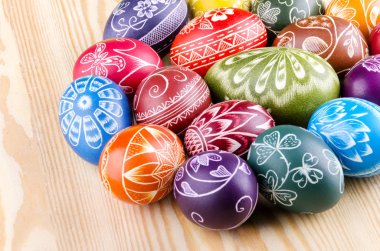 renkli çizilmiş El yapımı Paskalya yumurtaları ahşap bir masa üzerinde