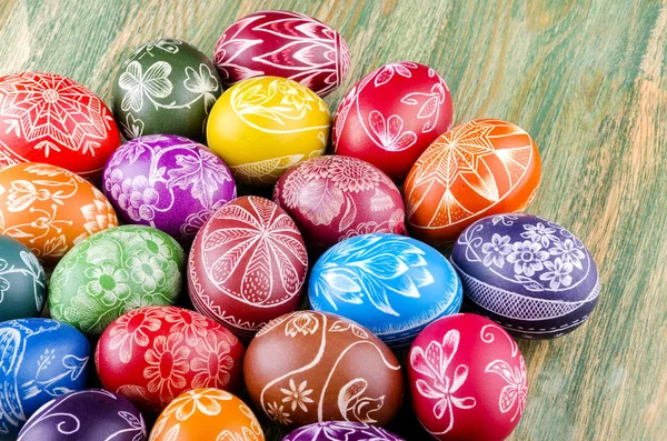Coloridos Huevos Pascua Hechos Mano Arañados Una Mesa Madera —  Fotos de Stock