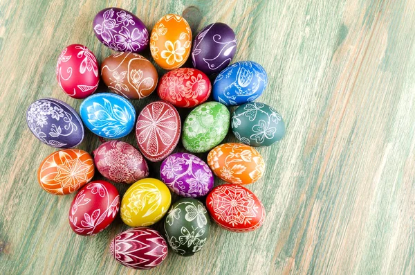Renkli Çizilmiş Yapımı Paskalya Yumurtaları Ahşap Bir Masa Üzerinde — Stok fotoğraf