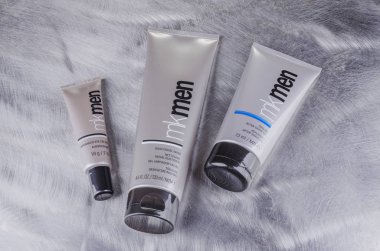Erkek kozmetiği için Mary Kay. Mary Kay, Dallas 'ın dışındaki Inaddison, Teksas' ta yaşıyor. Şirket 1963 yılında Mary Kay Ashin tarafından kuruldu..