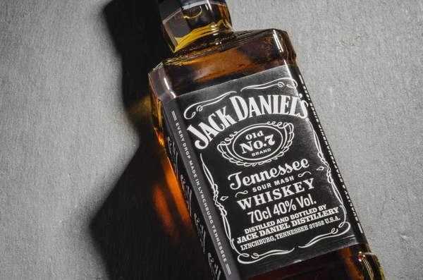 Fles Jack Daniels Whisky Geïsoleerd Stenen Leistenen Achtergrond Jack Daniels — Stockfoto