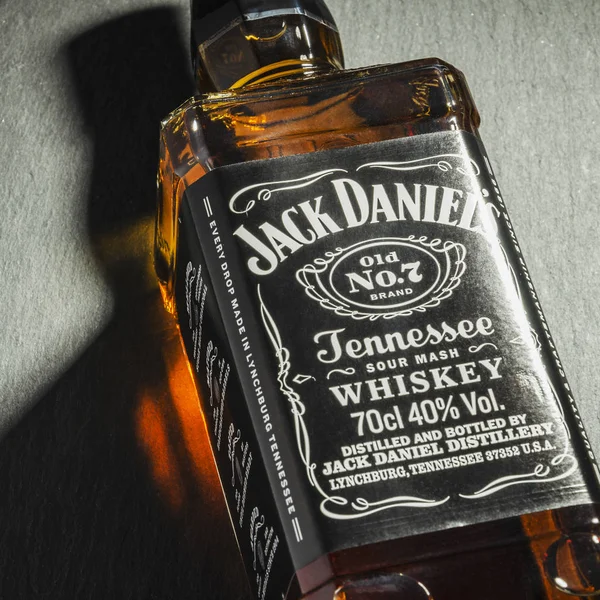 Botella Whisky Jack Daniels Aislado Sobre Fondo Pizarra Piedra Jack — Foto de Stock