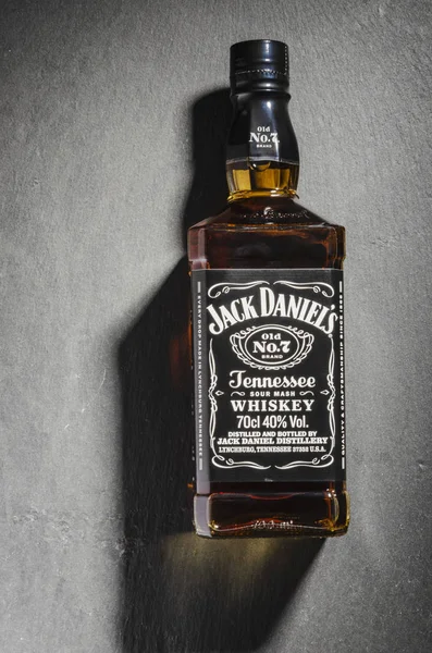 Botella Whisky Jack Daniels Aislado Sobre Fondo Pizarra Piedra Jack — Foto de Stock