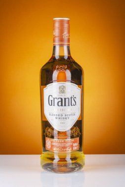 Rom fıçısının viskiyi gradyan arka planda bitirmesini sağlar. Grants 1887 'den beri İskoçya' da William Grants ve oğulları tarafından üretiliyor.