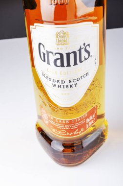 Rom fıçısını beyaz arka planda bitirir. Grants 1887 'den beri İskoçya' da William Grants ve oğulları tarafından üretiliyor.