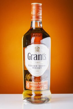 Rom fıçısının viskiyi gradyan arka planda bitirmesini sağlar. Grants 1887 'den beri İskoçya' da William Grants ve oğulları tarafından üretiliyor.