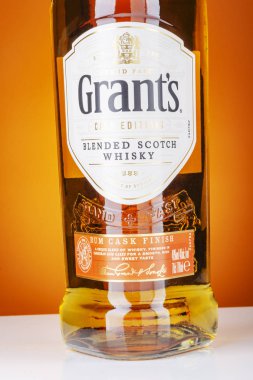 Rom fıçısının viskiyi gradyan arka planda bitirmesini sağlar. Grants 1887 'den beri İskoçya' da William Grants ve oğulları tarafından üretiliyor.