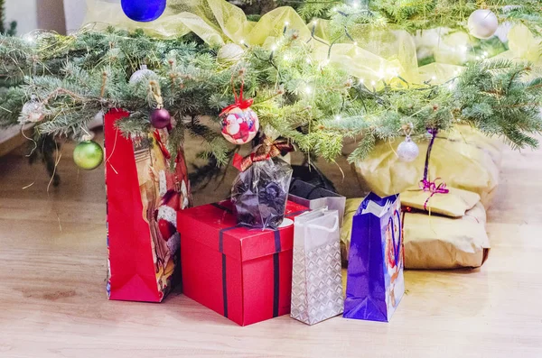 Wunderbare Geschenke Unter Schön Geschmücktem Weihnachtsbaum — Stockfoto