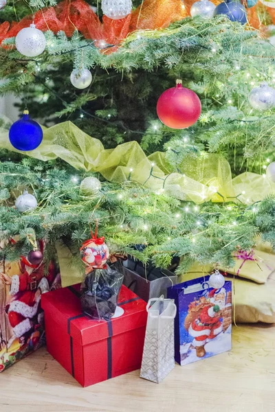美しく装飾されたクリスマスツリーの下で素晴らしいプレゼント — ストック写真