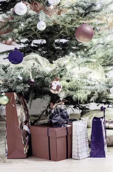 Prachtige Cadeaus Onder Prachtig Versierde Kerstboom — Stockfoto