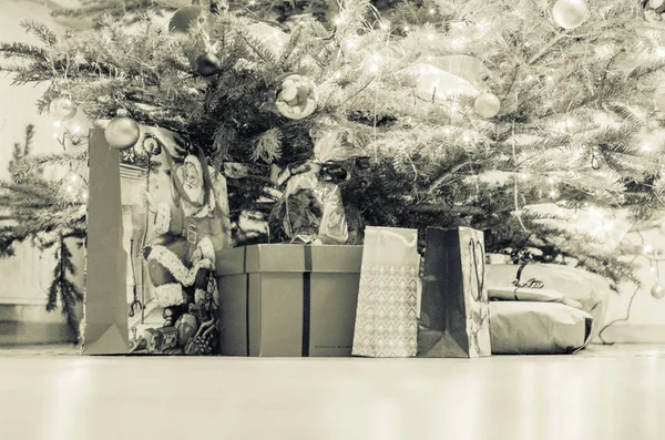 Prachtige Cadeaus Onder Prachtig Versierde Kerstboom — Stockfoto