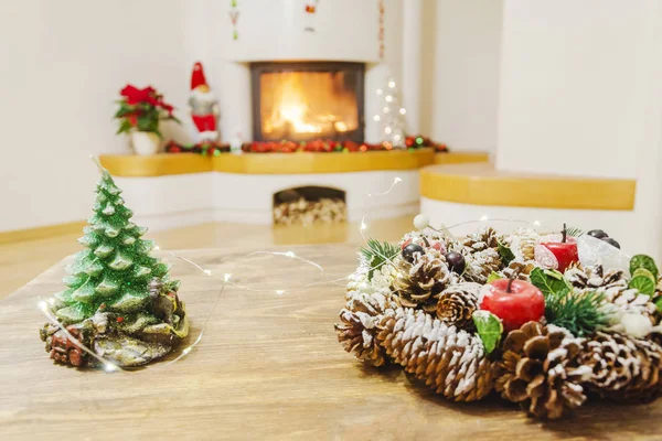 Рождественские Украшения Гостиной Горящим Камином — стоковое фото