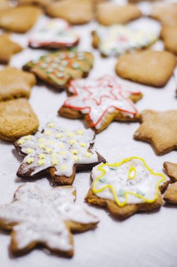 lezzetli el yapımı Zencefil kek gri kağıt üzerinde