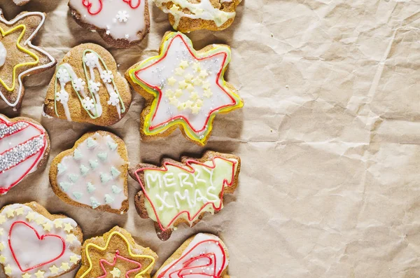 Köstliche Handgemachte Lebkuchen Auf Grauem Papier — Stockfoto