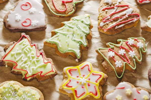 Köstliche Handgemachte Lebkuchen Auf Grauem Papier — Stockfoto