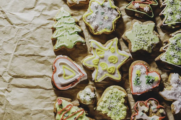 Köstliche Handgemachte Lebkuchen Auf Grauem Papier — Stockfoto