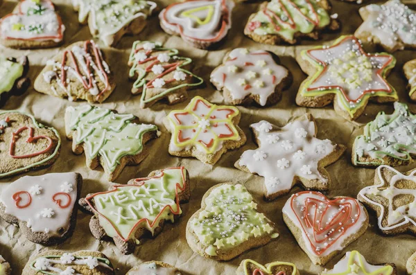 Deliciosos Pasteles Jengibre Hechos Mano Sobre Papel Gris — Foto de Stock