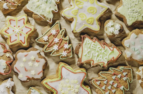 Deliciosos Pasteles Jengibre Hechos Mano Sobre Papel Gris — Foto de Stock