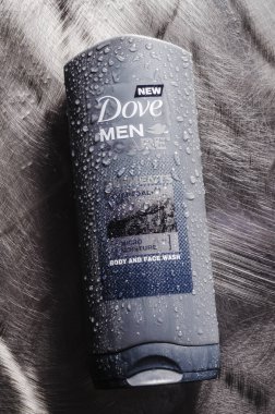 Metal arka planda izole edilmiş güvercin gövdesi ve yüz yıkama. Dove, Birleşik Krallık kökenli Unilever 'a ait kişisel bakım markasıdır. Güvercin 1955 'te tanıtıldı..