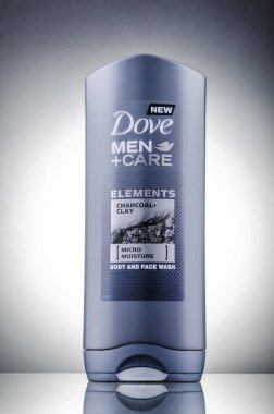 Güvercin gövdesi ve yüz yıkama gradyan arka planda izole. Dove, Birleşik Krallık kökenli Unilever 'a ait kişisel bakım markasıdır. Güvercin 1955 'te tanıtıldı..