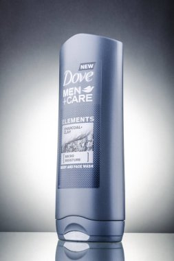 Güvercin gövdesi ve yüz yıkama gradyan arka planda izole. Dove, Birleşik Krallık kökenli Unilever 'a ait kişisel bakım markasıdır. Güvercin 1955 'te tanıtıldı..