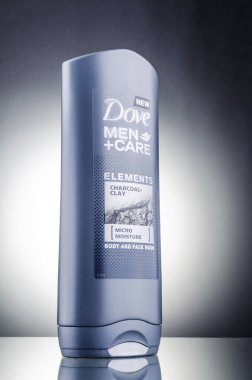 Güvercin gövdesi ve yüz yıkama gradyan arka planda izole. Dove, Birleşik Krallık kökenli Unilever 'a ait kişisel bakım markasıdır. Güvercin 1955 'te tanıtıldı..