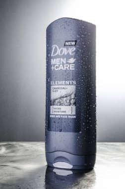Güvercin gövdesi ve yüz yıkama gradyan arka planda izole. Dove, Birleşik Krallık kökenli Unilever 'a ait kişisel bakım markasıdır. Güvercin 1955 'te tanıtıldı..