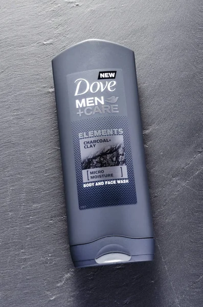 Güvercin bedeni ve yüz yıkama taştan arka planda izole edilmiş. Dove, Birleşik Krallık kökenli Unilever 'a ait kişisel bakım markasıdır. Güvercin 1955 'te tanıtıldı..