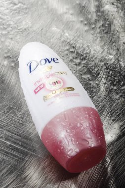 Güvercin terleme önleyici metal arka planda izole edilmiş. Dove, Birleşik Krallık kökenli Unilever 'a ait kişisel bakım markasıdır. Güvercin 1955 'te tanıtıldı..