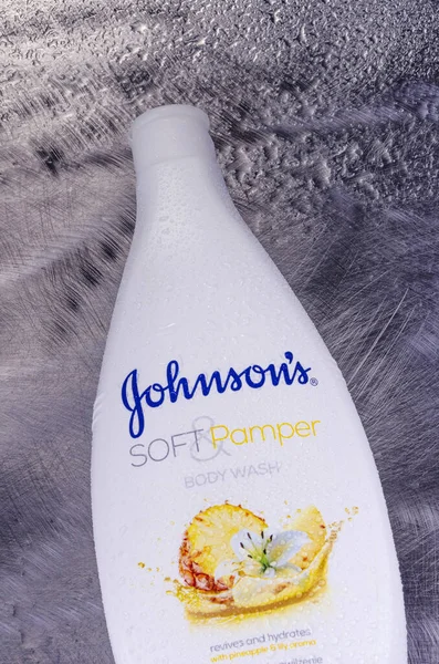 Johnsons Body Wash Aislado Sobre Fondo Metálico Producido Por Johnson — Foto de Stock