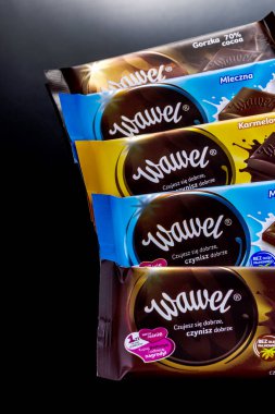 Wawel çikolatası arka planda izole edilmiştir.Wawelis cilası şekerleme şirketi, 1898 'de Krakow, Polonya' da kurulmuş çikolatalar, gofretler ve abur cuburlar üretiyor..