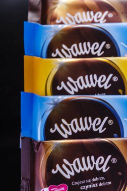 Wawel çikolatası arka planda izole edilmiştir.Wawelis cilası şekerleme şirketi, 1898 'de Krakow, Polonya' da kurulmuş çikolatalar, gofretler ve abur cuburlar üretiyor..