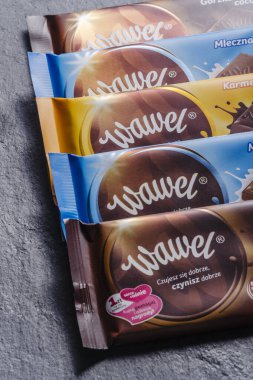 Wawel çikolatası arka planda izole edildi. Wawelis cilası şekerleme şirketi, 1898 'de Krakow, Polonya' da kurulmuş çikolatalar, gofretler ve abur cuburlar üretiyor..