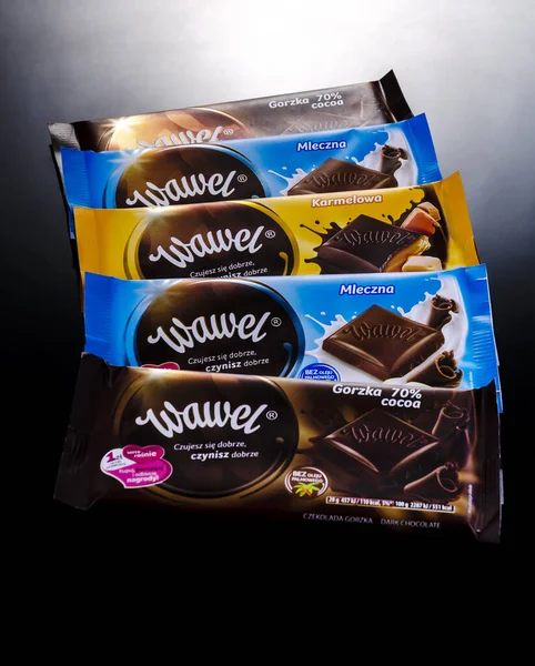 暗い背景に隔離されたWawelチョコレートバーWawelisポリッシュお菓子会社 チョコレートを生産 ウェーハとスナックは クラクフで1898年に設立 ポーランド — ストック写真