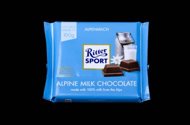 Ritter Spor Çikolatası koyu arka planda izole edilmiş. Ritter Sport 1912 'de Instuttgart-Bad Cannstatt, Almanya' da kuruldu.
