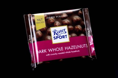 Ritter Spor Çikolatası koyu arka planda izole edilmiş. Ritter Sport 1912 'de Instuttgart-Bad Cannstatt, Almanya' da kuruldu.