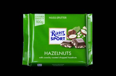 Ritter Spor Çikolatası koyu arka planda izole edilmiş. Ritter Sport 1912 'de Instuttgart-Bad Cannstatt, Almanya' da kuruldu.