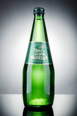 Gradyan arkaplanda muszyna maden suyu var. Muszyna suyu Poprad Peyzaj Parkı 'ndaki 8 kuyudan çıkarılır. Muszyna Polonya 'da bir spa şehridir..