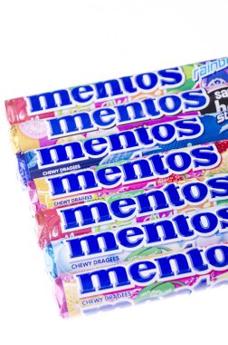 Beyaz arkaplanda izole edilmiş Mentos çiğneme sürükleyicileri