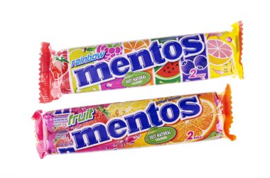 Beyaz arkaplanda izole edilmiş Mentos çiğneme sürükleyicileri