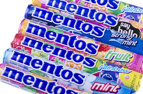 Mentos Kauende Dragees Isoliert Auf Weißem Hintergrund — Stockfoto