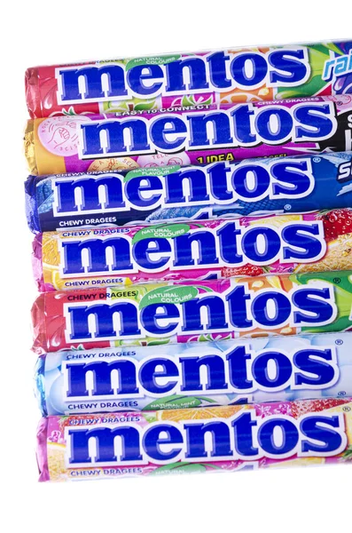 Mentos Kauende Dragees Isoliert Auf Weißem Hintergrund — Stockfoto