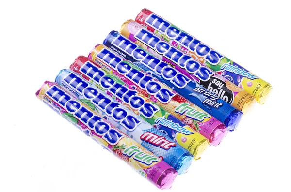 Mentos Kauende Dragees Isoliert Auf Weißem Hintergrund — Stockfoto