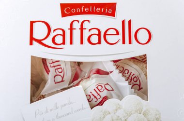 Raffaello topu şeklinde şekerler. Raffaello, 1946 yılında Alba, İtalya 'da kurulan İtalyan çikolata üreticisi Ferrero Rocher tarafından üretilir..