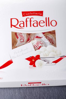 Raffaello topu şeklinde şekerler. Raffaello, 1946 yılında Alba, İtalya 'da kurulan İtalyan çikolata üreticisi Ferrero Rocher tarafından üretilir..