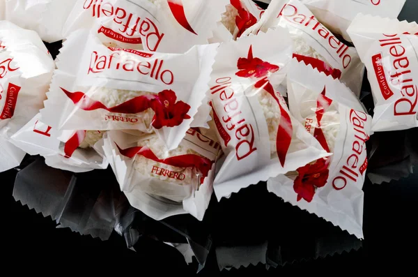Καραμέλες Σχήμα Μπάλας Raffaello Παρασκευάζεται Από Την Ιταλική Σοκολάτα Ferrero — Φωτογραφία Αρχείου