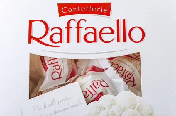 Raffaello Kugelförmige Bonbons Raffaello Wird Vom Italienischen Chocolatier Ferrero Rocher — Stockfoto