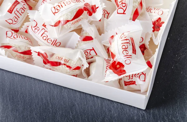 Конфеты Форме Шара Рафаэлло Raffaello Производится Итальянским Шоколадом Ferrero Rocher — стоковое фото