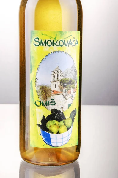Butelka Rakija Smaku Figowym Wyizolowana Gradientowym Tle Produkowana Omiś Chorwacji — Zdjęcie stockowe