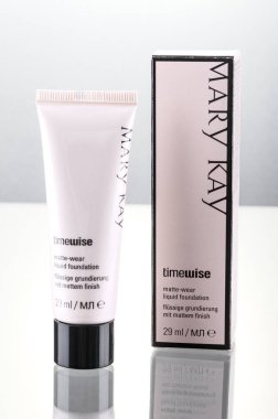 Mary Kay kozmetik ürünleri değişken arka planda izole edilmiş. Mary Kay, Dallas 'ın dışındaki Addison, Teksas' ta yaşıyor. Şirket 1963 yılında Mary Kay Ashin tarafından kuruldu..